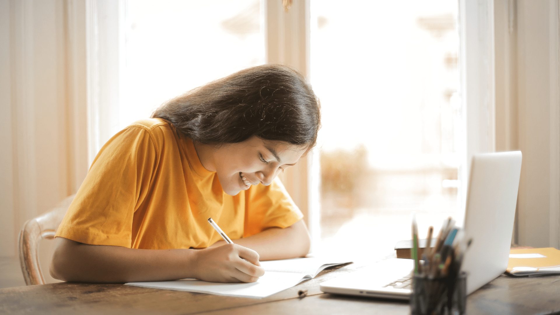 PCを使って勉強している女性